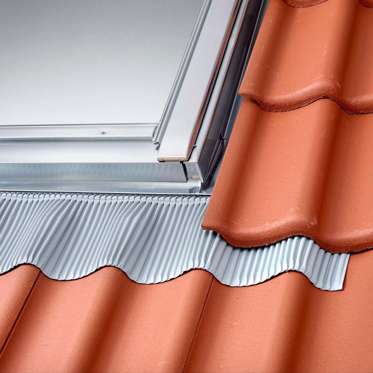 55x78 cm VELUX Pro+ EDW CK02 2300 Tile Flashing with Insulation | Zinc Finish.