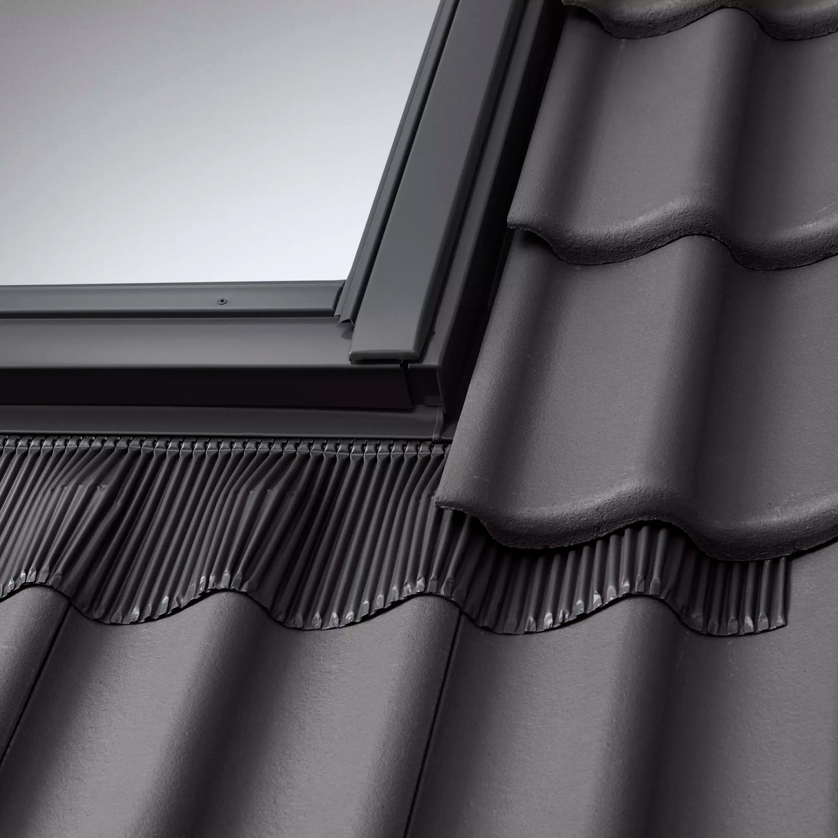 134x98 cm VELUX Pro+ EDW UK04 2500 Tile Flashing with Insulation | Black Aluminium Finish.
