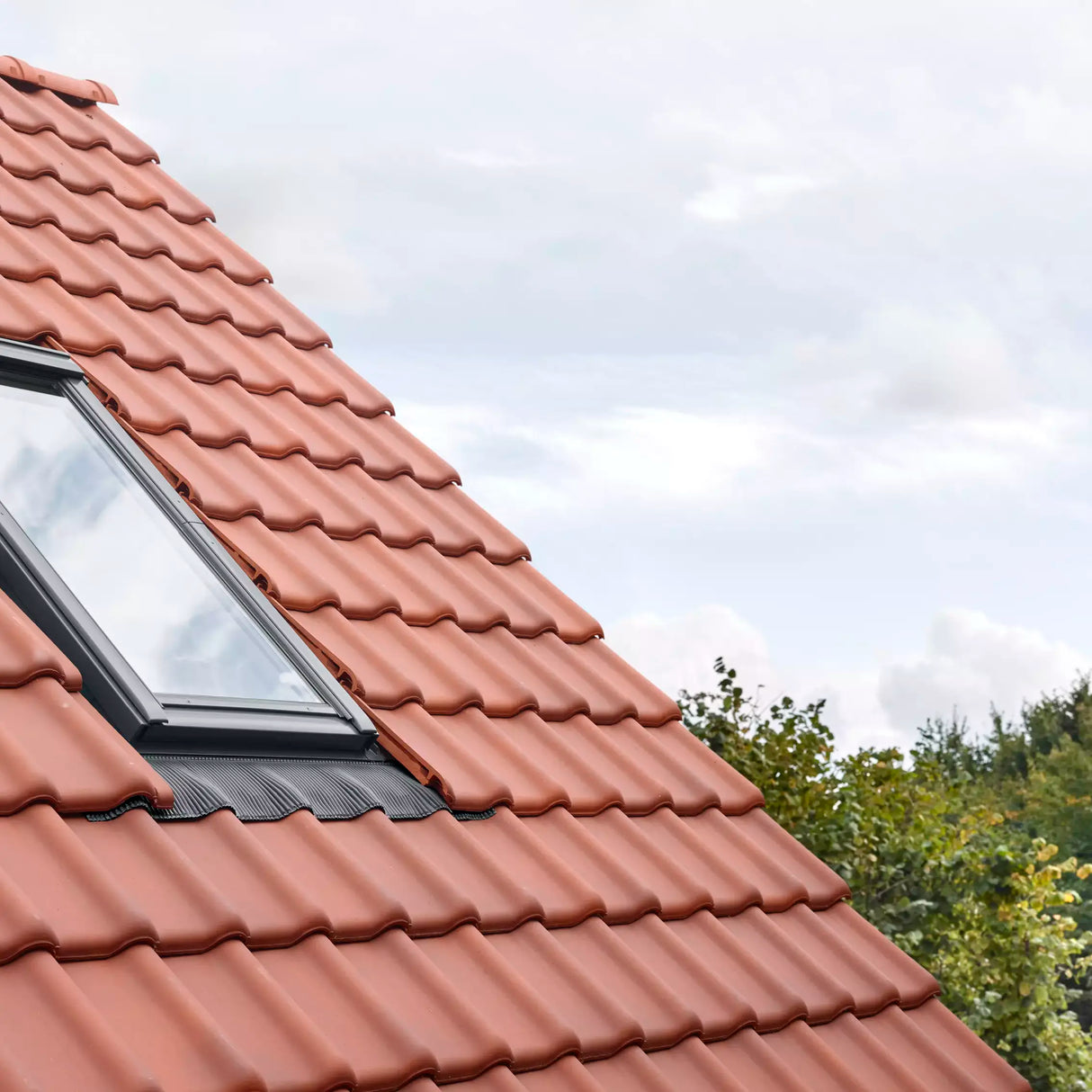 47x98 cm VELUX Pro EDW BK04 1000 Tile Flashing with Insulation | Grey Aluminium Finish.