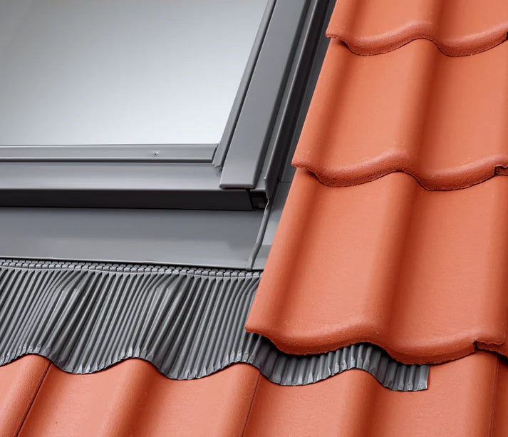 47x98 cm VELUX Pro+ EDW BK04 2000 Tile Flashing with Insulation | Grey Aluminium Finish.